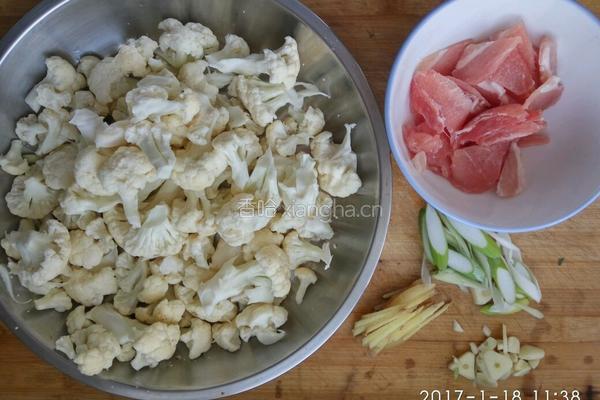 菜花炒肉的做法图解1