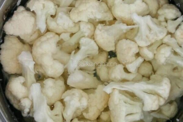 菜花炒肉的做法图解2