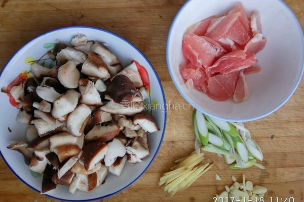 香菇炒肉的做法图解1