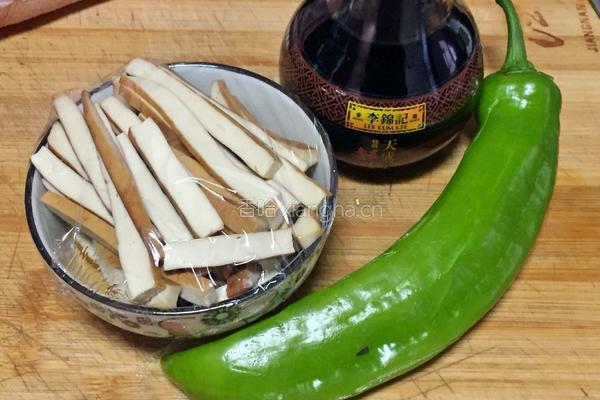 青椒豆干的做法图解1