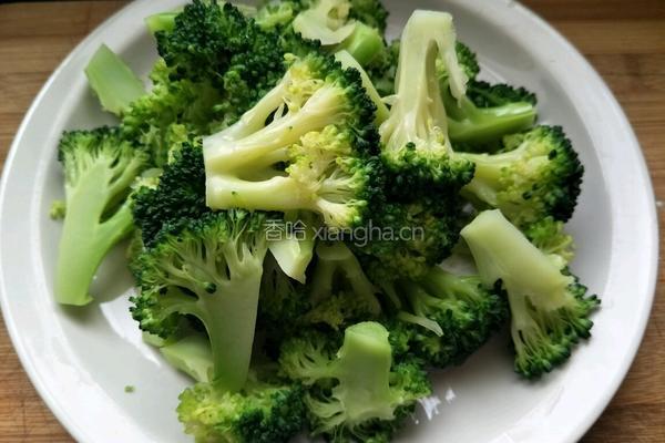 蚝油银耳西兰花的做法图解3