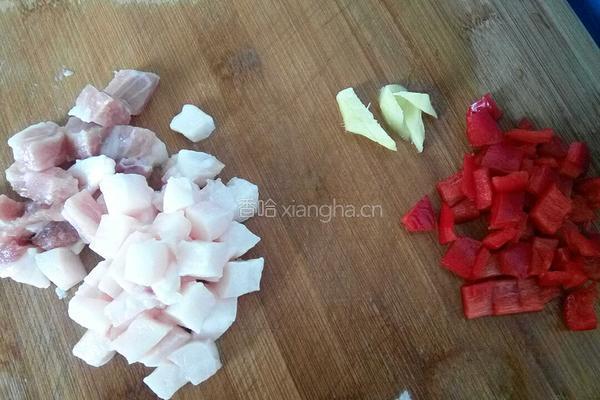 毛豆肉丁的做法图解2