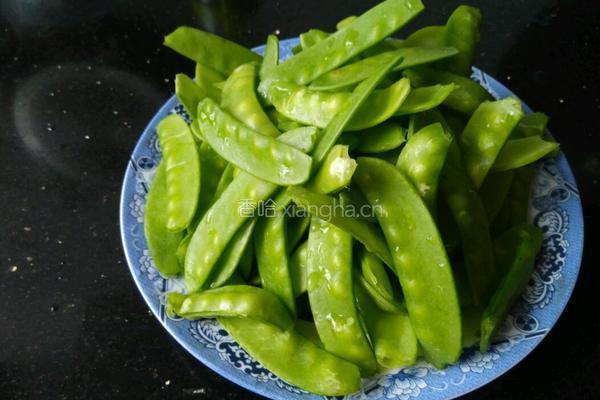 素炒荷兰豆的做法图解1