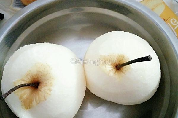 冰糖银耳桂圆雪梨汁的做法图解1