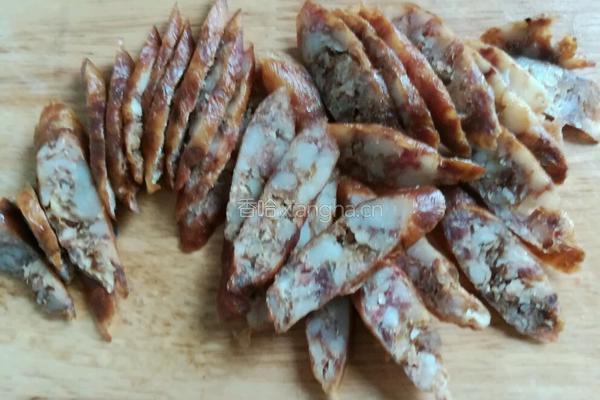 荷兰豆炒腊肠的做法图解1