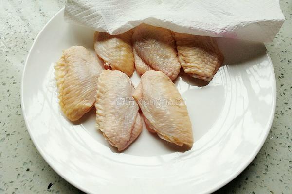 蚝油蜂蜜鸡翅的做法图解1