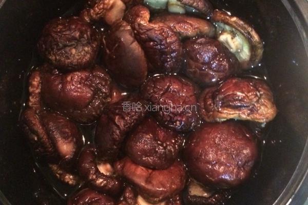 信阳家常香菇炖腊鸡的做法图解2
