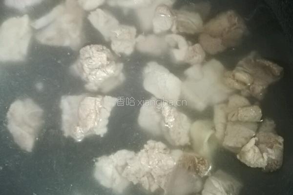 玉米胡萝卜炖排骨的做法图解1