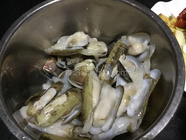买回来的蛏子用盐水养2小时（为了让蛏子吐沙），洗干净备用