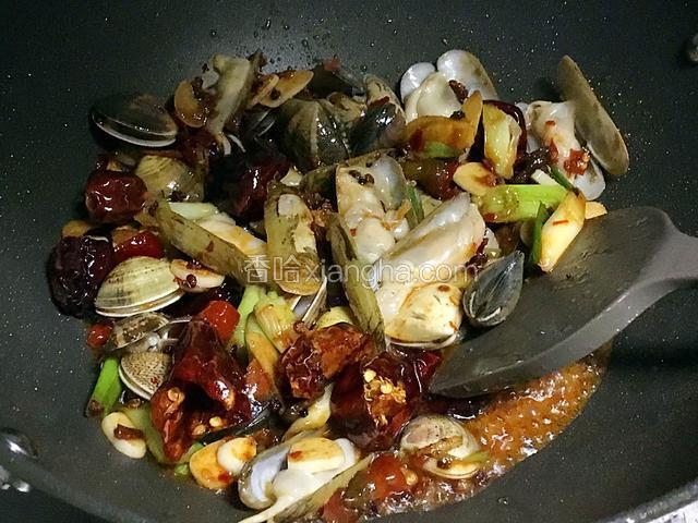倒入蛏子翻炒，加入少许的酱油、料酒、鸡精，砂糖几颗