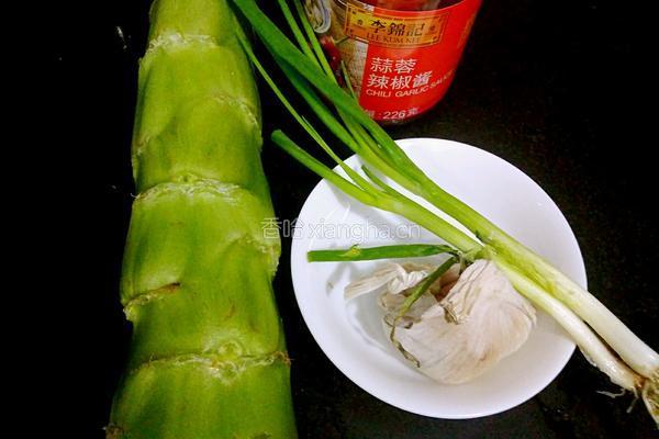 凉拌莴笋丝的做法图解2