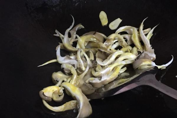 蘑菇肉片汤的做法图解5