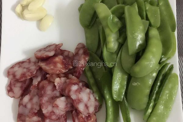 腊肠炒荷兰豆的做法图解1