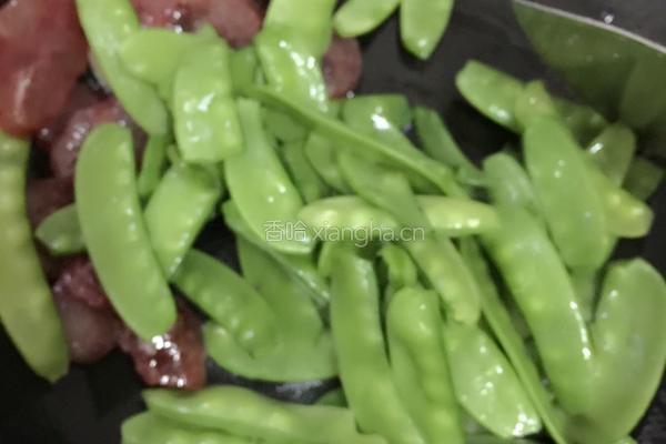 腊肠炒荷兰豆的做法图解4