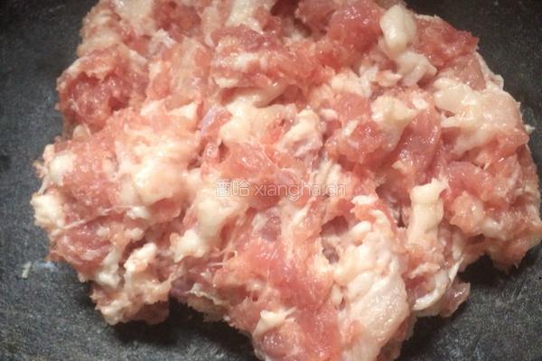 猪肉饺的做法图解1