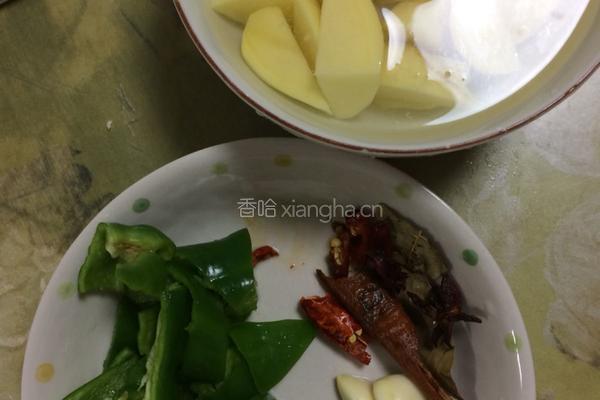 土豆烧鸡腿的做法图解1
