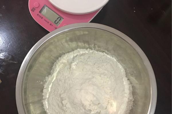 糖霜芝麻果子的做法图解1