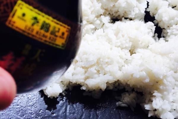 黑芝麻酱油炒饭的做法图解3