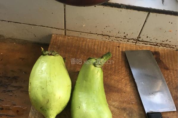 油焖茄子尖椒的做法图解1
