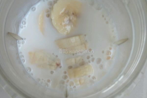 香蕉奶昔的做法图解3