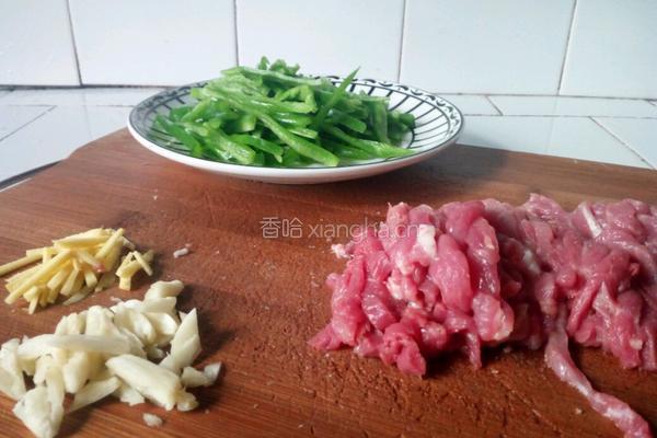青椒炒肉的做法图解1