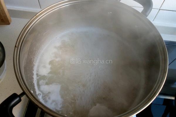 燕麦香蕉果仁粥的做法图解2
