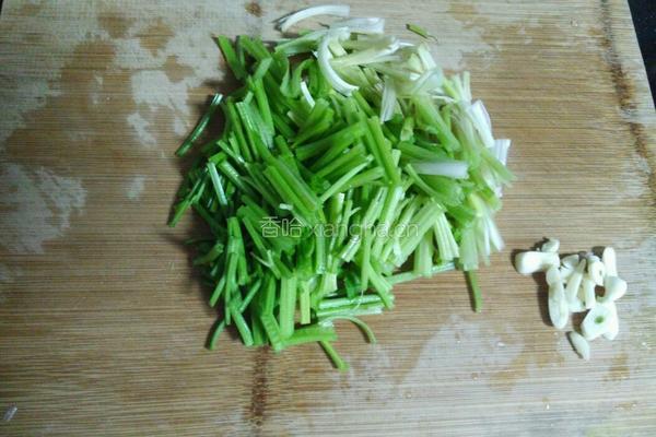 素炒芹菜的做法图解1