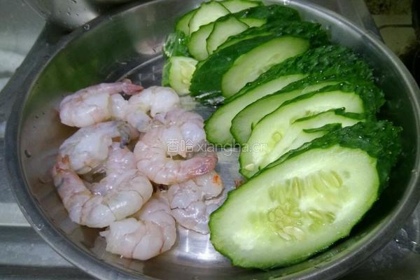 青瓜炒虾仁的做法图解1