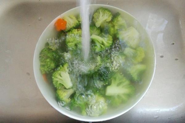 西兰花滑虾球的做法图解4
