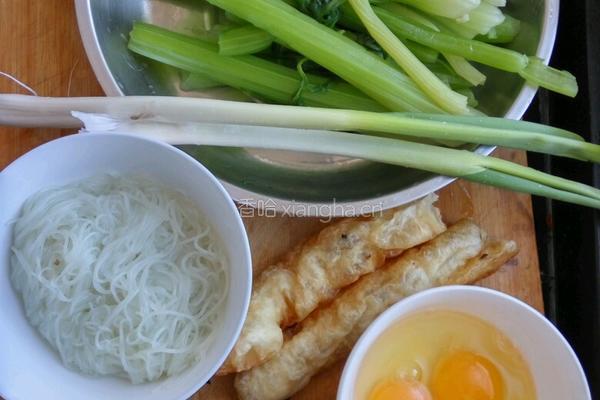 芹菜素饺子的做法图解1