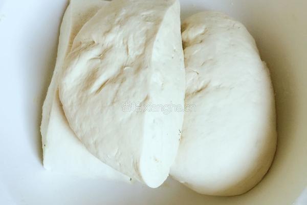 红豆包、烤肠卷的做法图解1