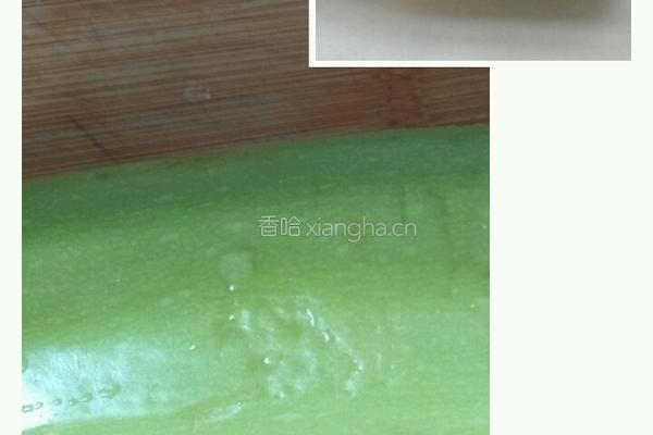 番茄酱炒西葫芦的做法图解1