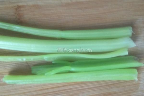 蜂蜜牛奶芹菜汁的做法图解2