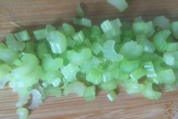 蜂蜜牛奶芹菜汁的做法图解3