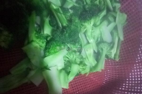 西兰花炒腊肉的做法图解2