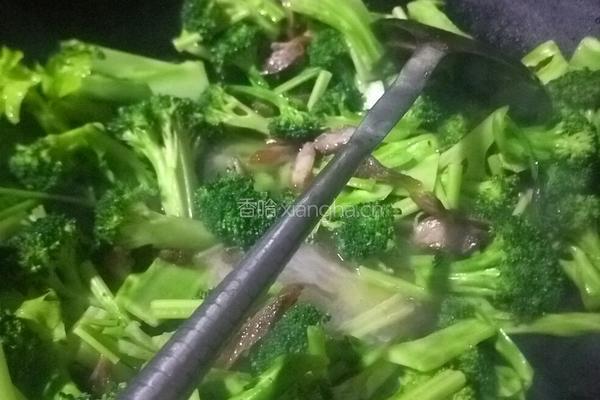 西兰花炒腊肉的做法图解5