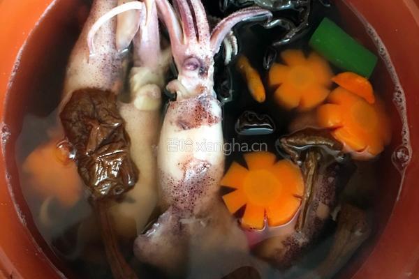 滑子菇籽墨鱼养生汤的做法图解3
