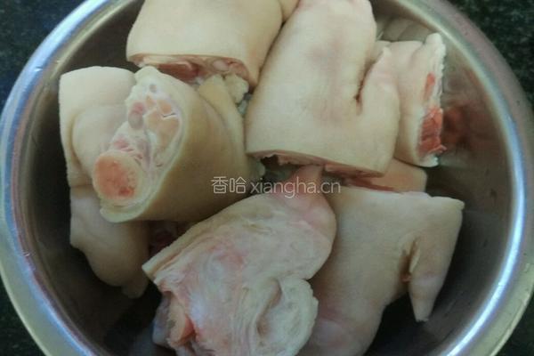 红烧猪蹄的做法图解1