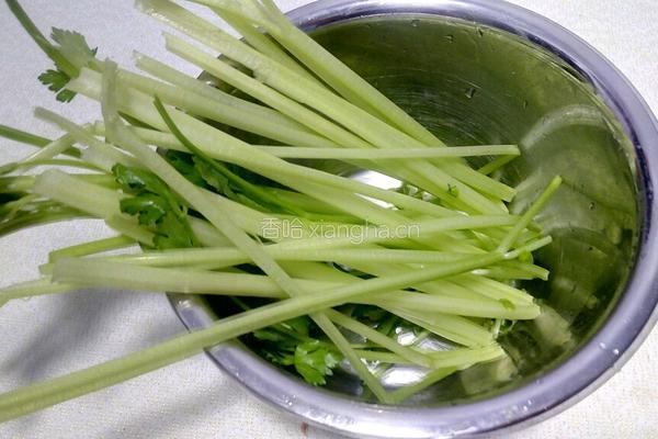 芹菜炒肉丝的做法图解1
