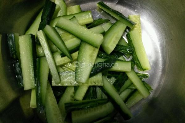 凉拌黄瓜豆腐干的做法图解2