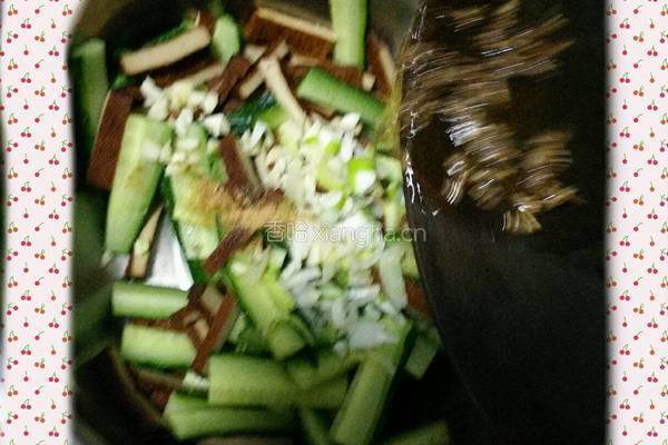 凉拌黄瓜豆腐干的做法图解10