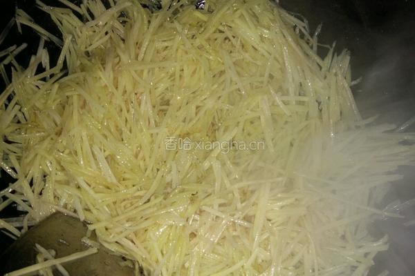 土豆丝炒饭的做法图解1