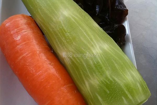 胡萝卜青笋木耳炒肉片的做法图解2