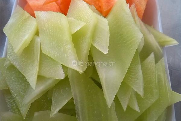 胡萝卜青笋木耳炒肉片的做法图解3