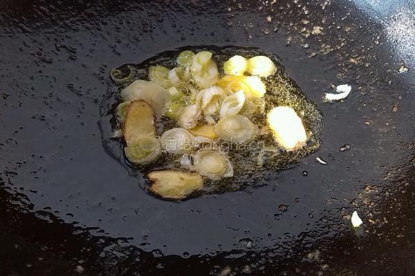 胡萝卜青笋木耳炒肉片的做法图解6