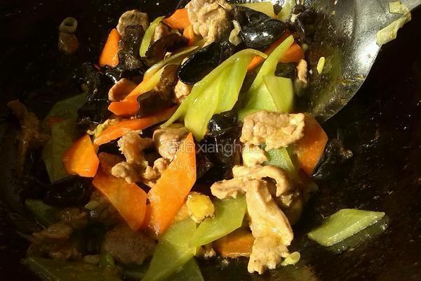 胡萝卜青笋木耳炒肉片的做法图解8