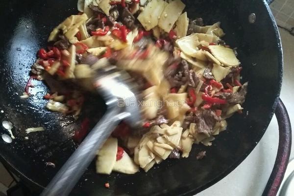 冬笋炒牛肉的做法图解2