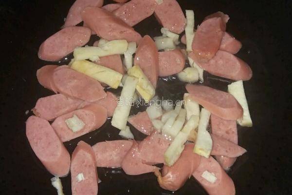 荷兰豆炒香肠的做法图解4
