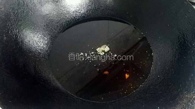 热锅，倒入适量菜籽油（其他油也可以）