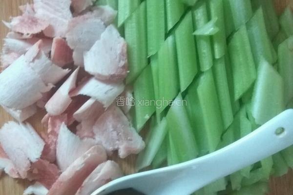 豆瓣酱芹菜肉片的做法图解1